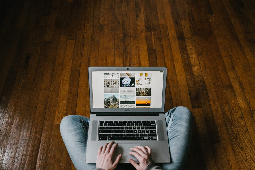 Arbeitsplatz im Homeoffice mit Laptop, Notizbuch und einer kleinen Schale Nüsse als Snack