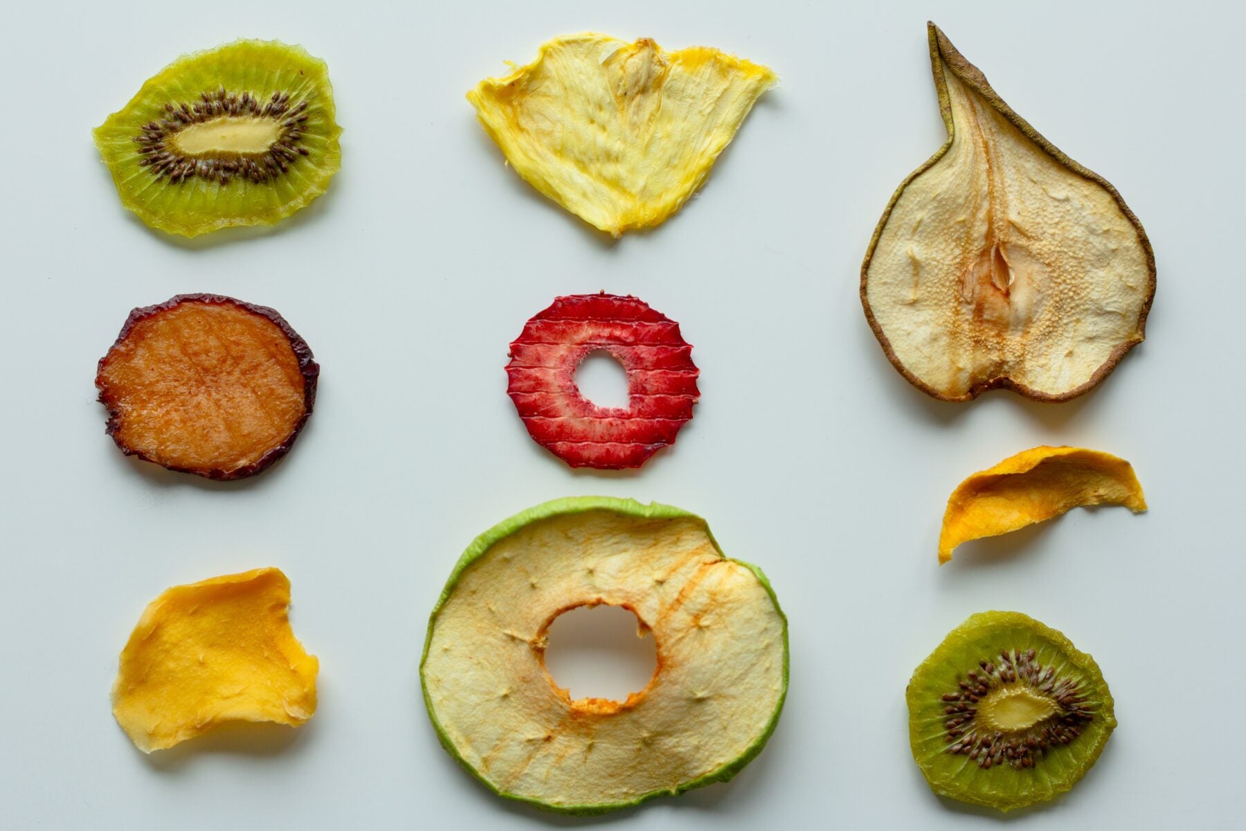 Kleine Schalen mit gemischten Nüssen und Trockenfrüchten als Snack für den Abend